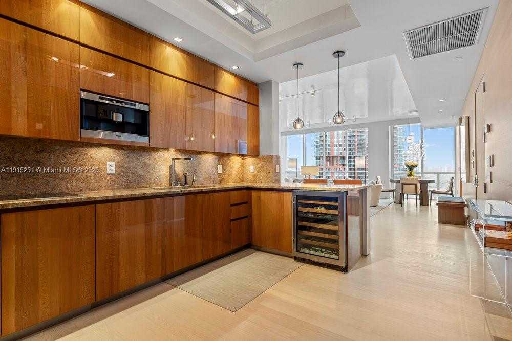 Small Image of 50 SOUTH POINTE DR #2703, Miami Beach Number 5