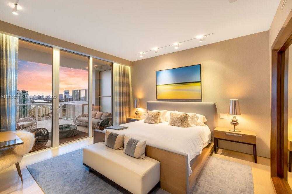 Small Image of 50 SOUTH POINTE DR #2703, Miami Beach Number 6