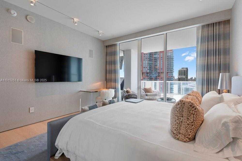 Small Image of 50 SOUTH POINTE DR #2703, Miami Beach Number 8
