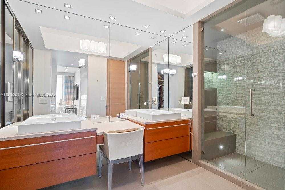 Small Image of 50 SOUTH POINTE DR #2703, Miami Beach Number 9