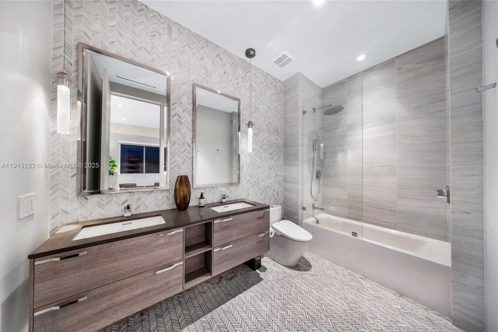 Small Image of 250 NORTH WEST 24TH ST #PHA, Miami Number 40