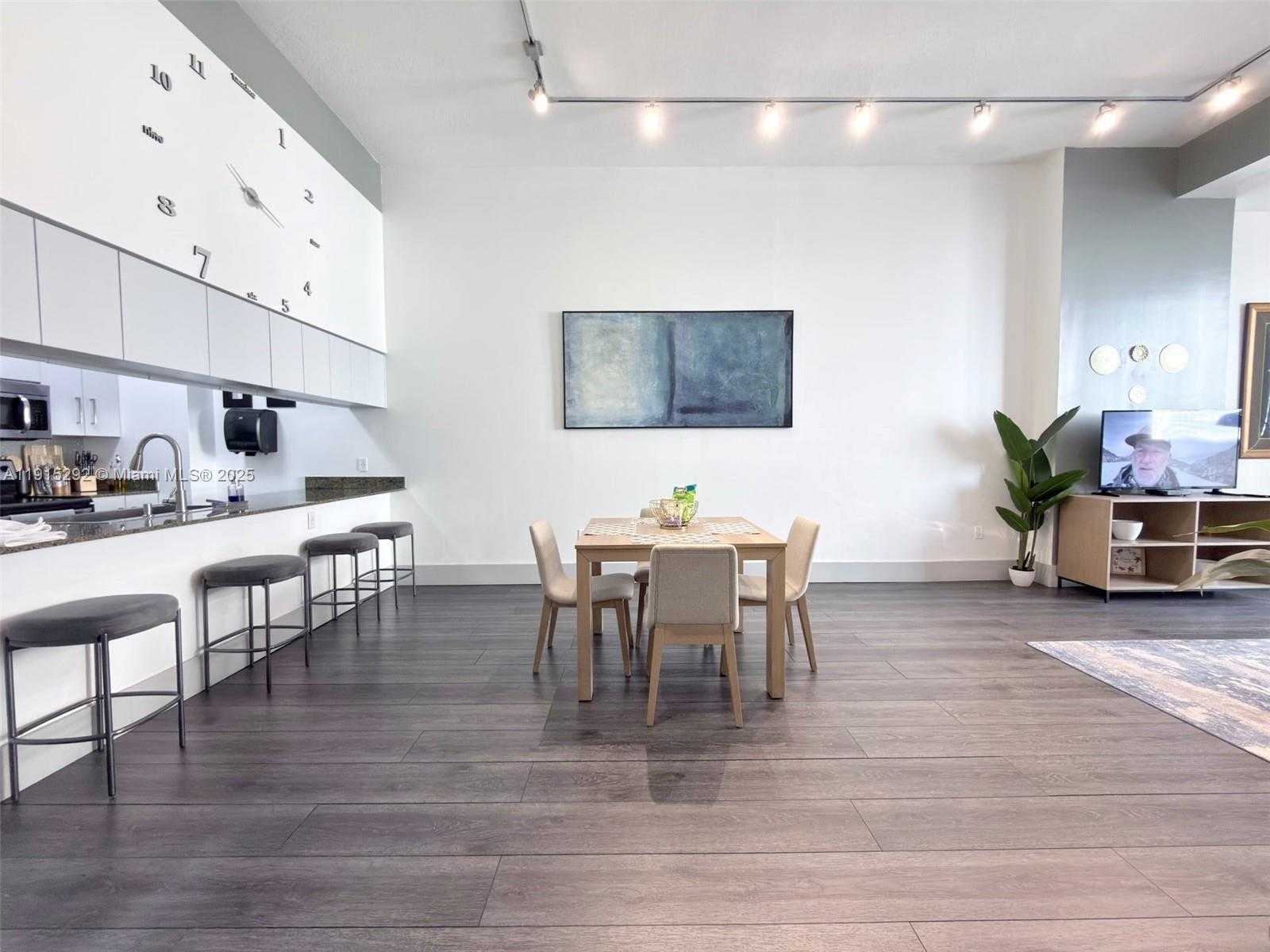 Small Image of 1200 BRICKELL BAY DR #1406, Miami Number 4