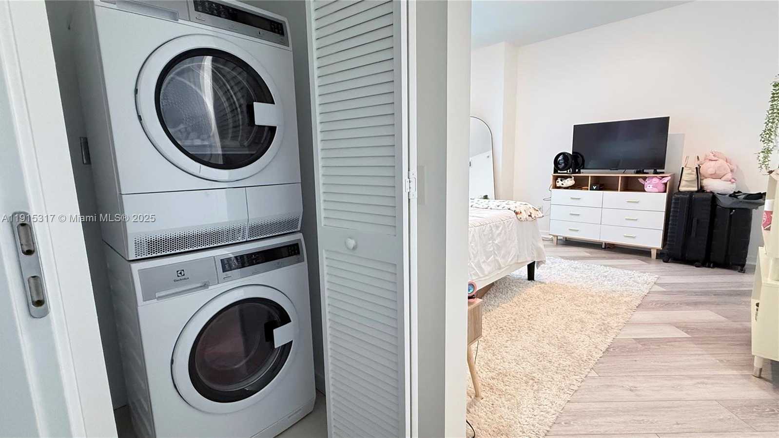 Small Image of 300 SOUTH BISCAYNE BLVD #T-2407, Miami Number 10