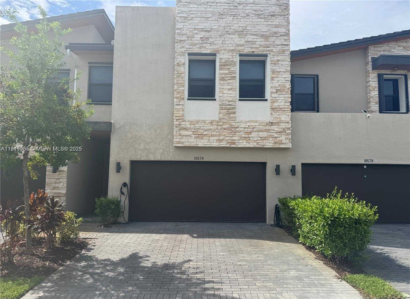 Small Image of 10574 NORTH WEST 81 ST TERRACE, Doral Number 1