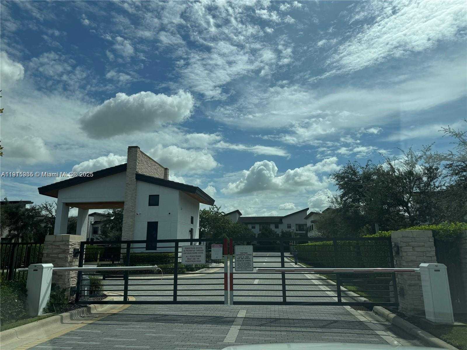 Small Image of 10574 NORTH WEST 81 ST TERRACE, Doral Number 3