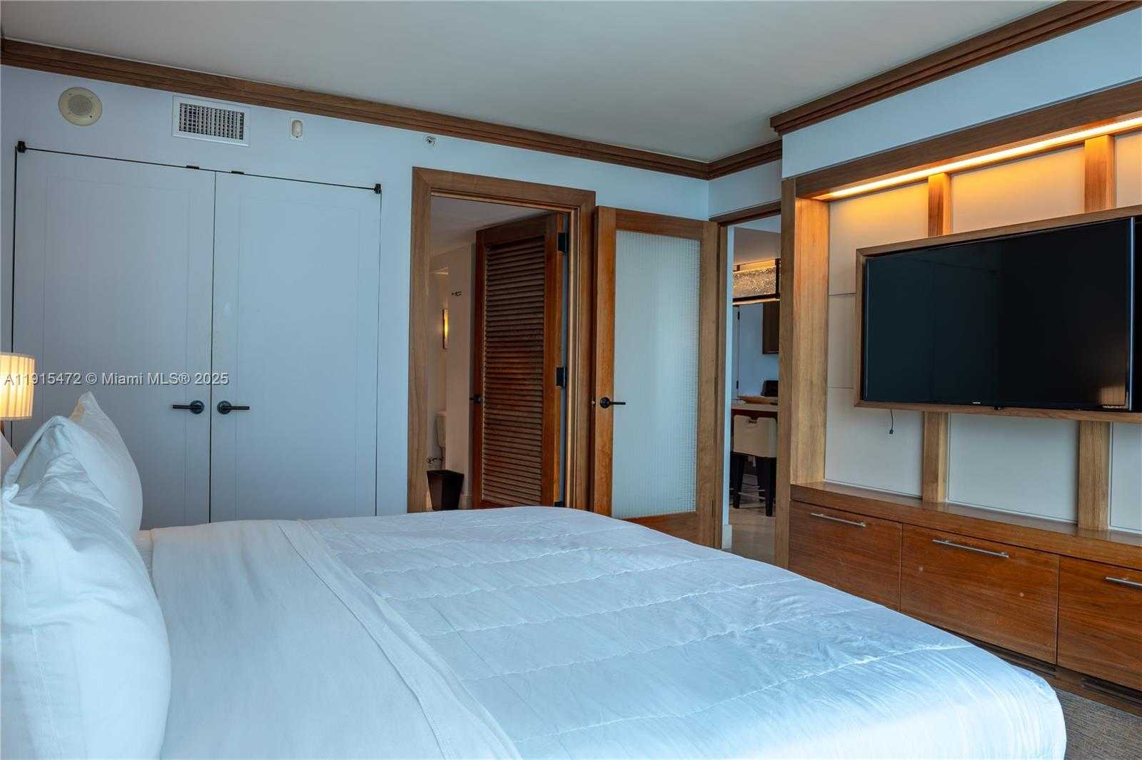 Small Image of 6801 COLLINS AVE #1002, Miami Beach Number 3