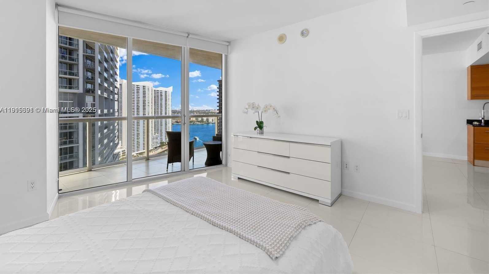 Small Image of 495 BRICKELL AVE #2206, Miami Number 10