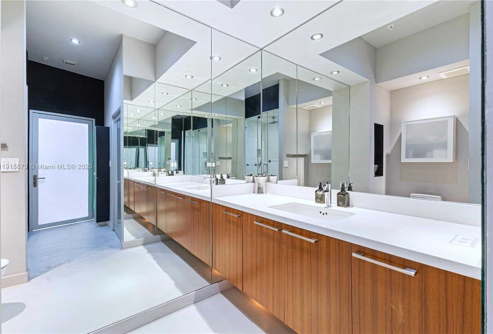 Small Image of 2001 MERIDIAN AVE #515, Miami Beach Number 15