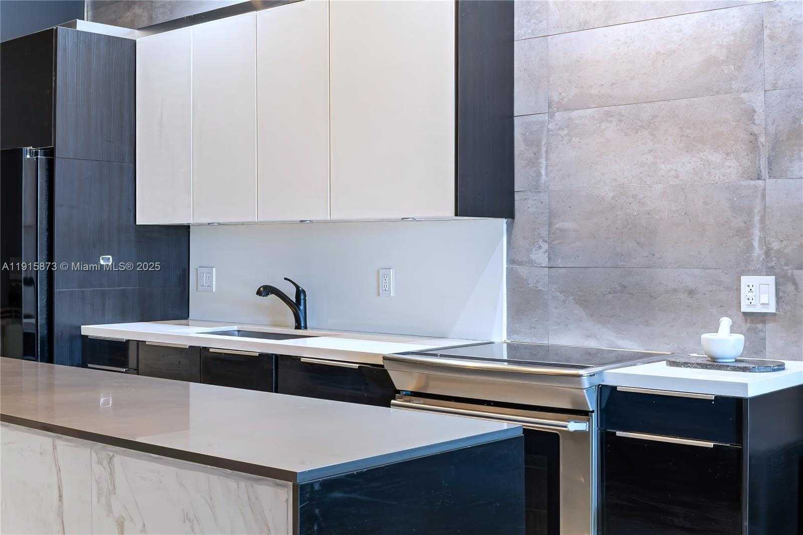 Small Image of 2001 MERIDIAN AVE #515, Miami Beach Number 3