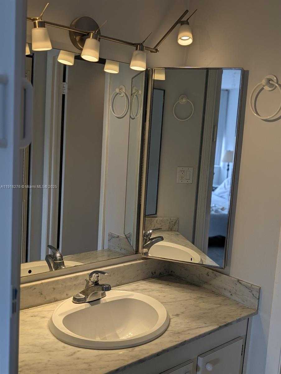 Small Image of 1300 NORTH EAST MIAMI GARDENS DR #613E, Miami Number 18