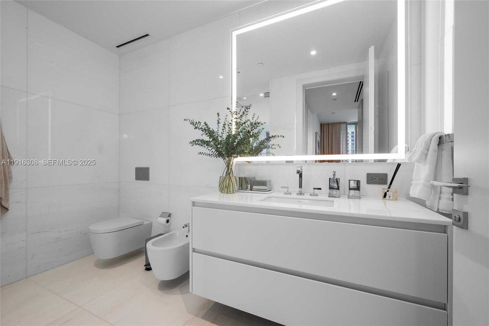 Small Image of 300 BISCAYNE BOULEVARD WAY #1101E, Miami Number 23