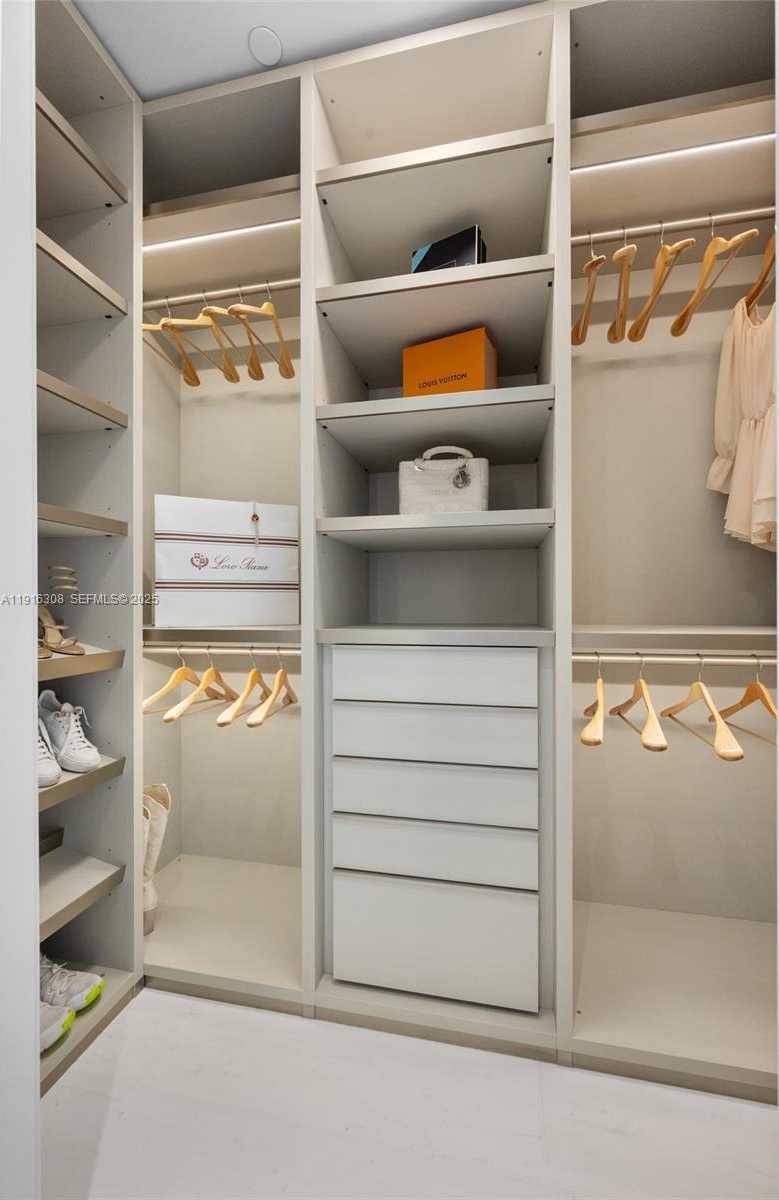 Small Image of 300 BISCAYNE BOULEVARD WAY #1101E, Miami Number 26