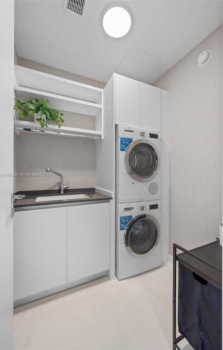 Small Image of 300 BISCAYNE BOULEVARD WAY #1101E, Miami Number 32