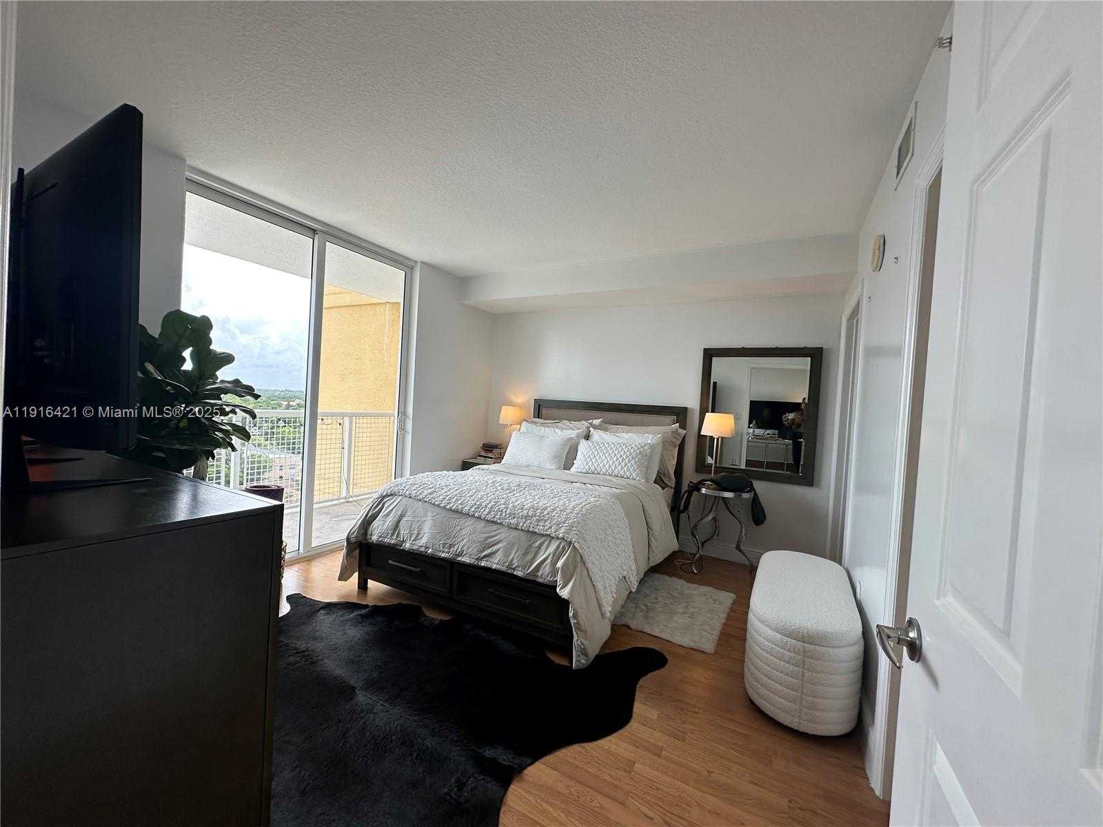 Small Image of 900 SOUTH WEST 8TH ST #1010, Miami Number 4