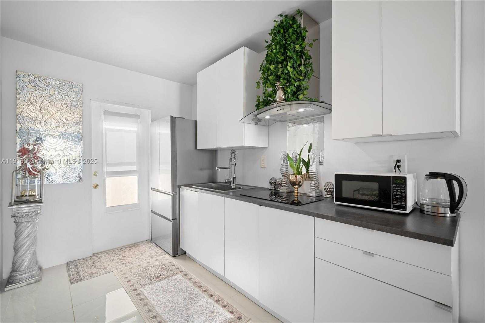 Small Image of 13105 IXORA CT #302, North Miami Number 9