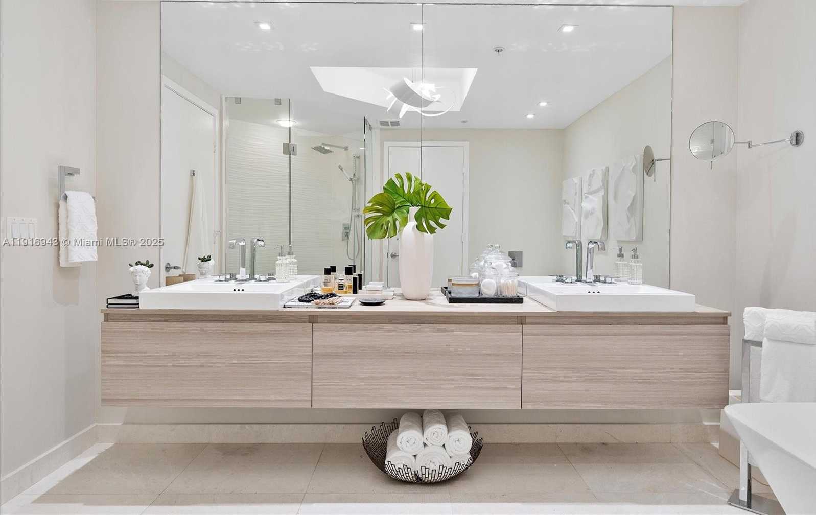 Small Image of 17301 BISCAYNE BLVD #2202, North Miami Beach Number 13