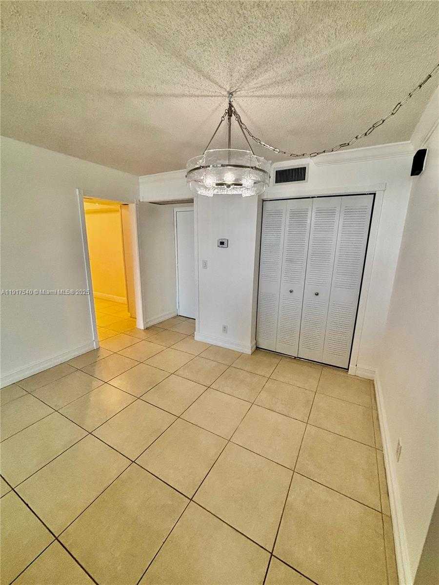 Small Image of 100 BAYVIEW DR #903, Sunny Isles Beach Number 15