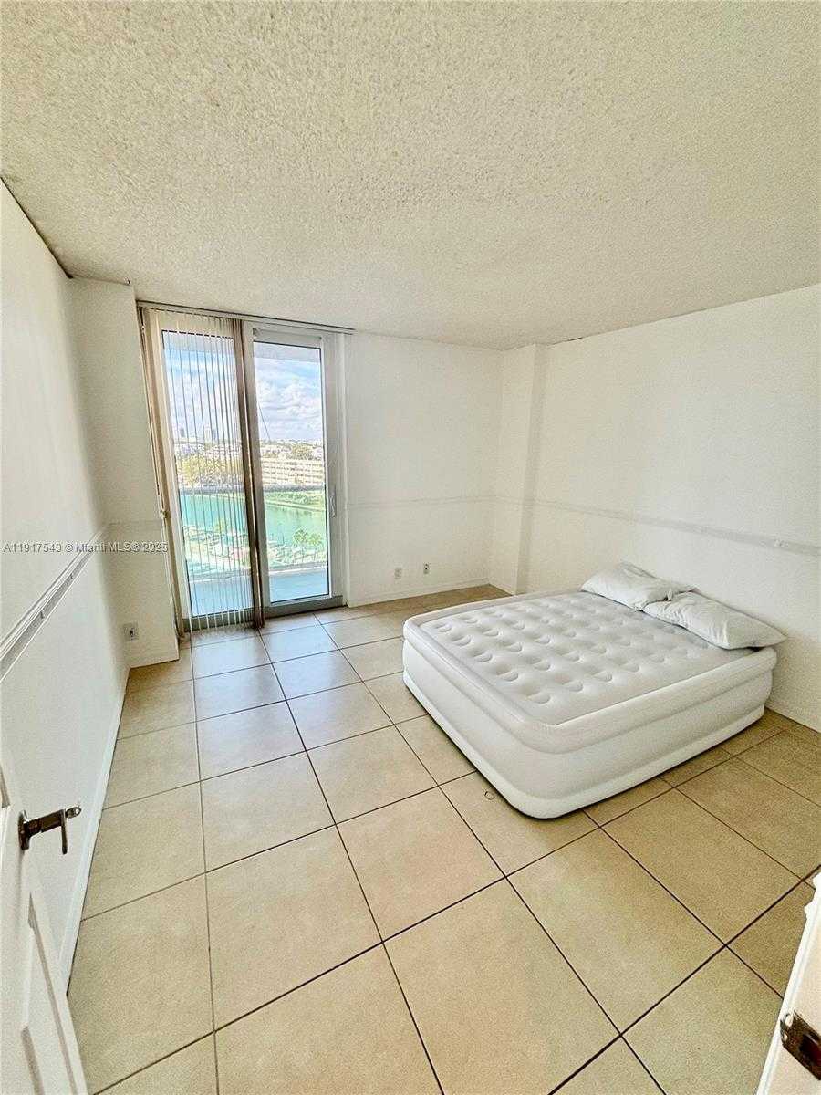 Small Image of 100 BAYVIEW DR #903, Sunny Isles Beach Number 18