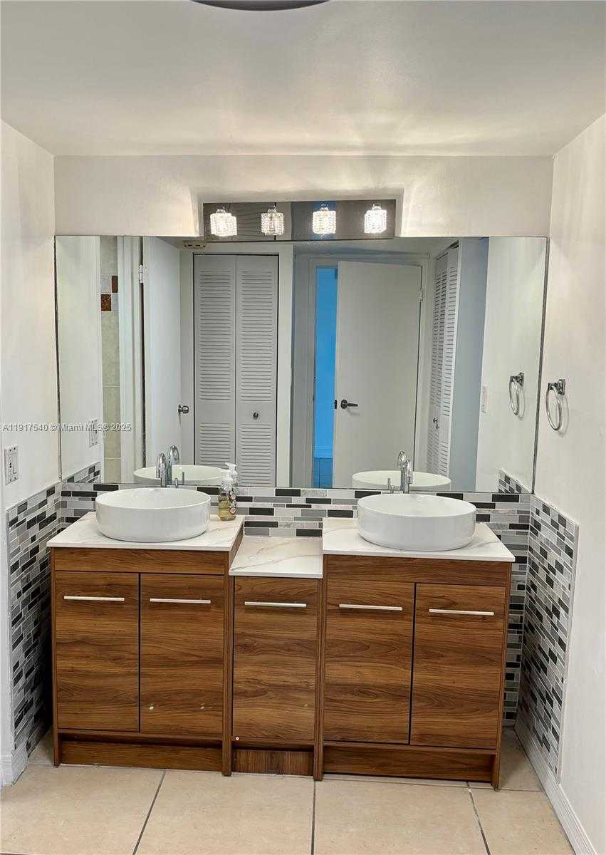 Small Image of 100 BAYVIEW DR #903, Sunny Isles Beach Number 19