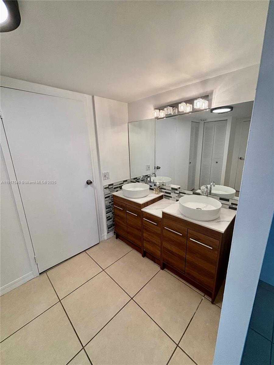Small Image of 100 BAYVIEW DR #903, Sunny Isles Beach Number 20