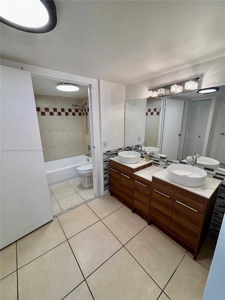 Small Image of 100 BAYVIEW DR #903, Sunny Isles Beach Number 21