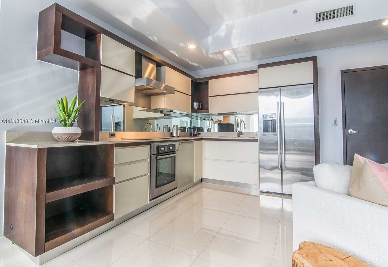 Small Image of 2100 PARK AVE #406, Miami Beach Number 3