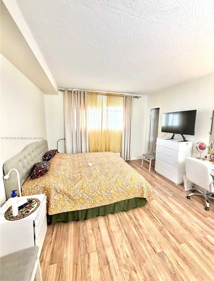 Small Image of 3000 SOUTH OCEAN DR #718, Hollywood Number 9