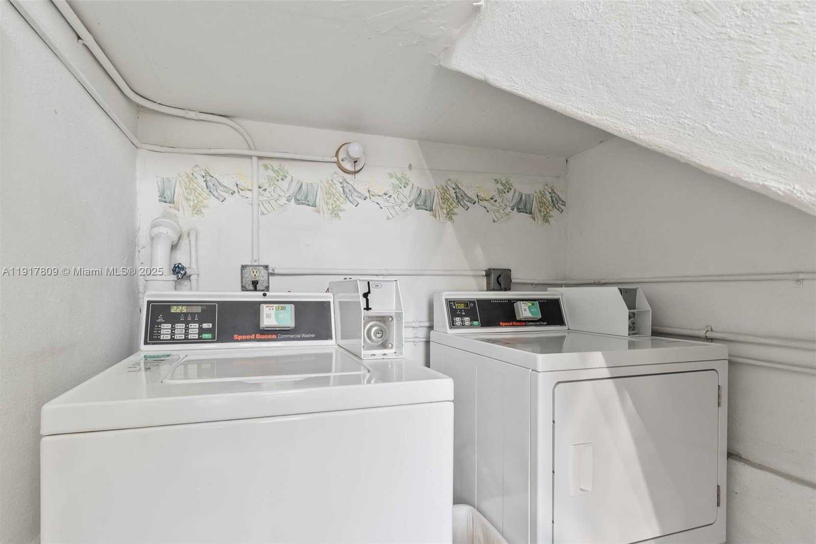 Small Image of 20 PARK DR #2, Bal Harbour Number 20