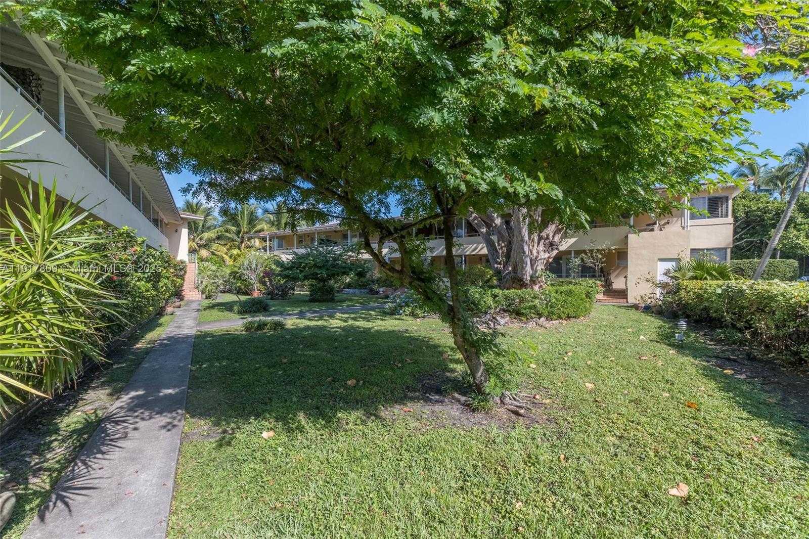 Small Image of 20 PARK DR #2, Bal Harbour Number 6