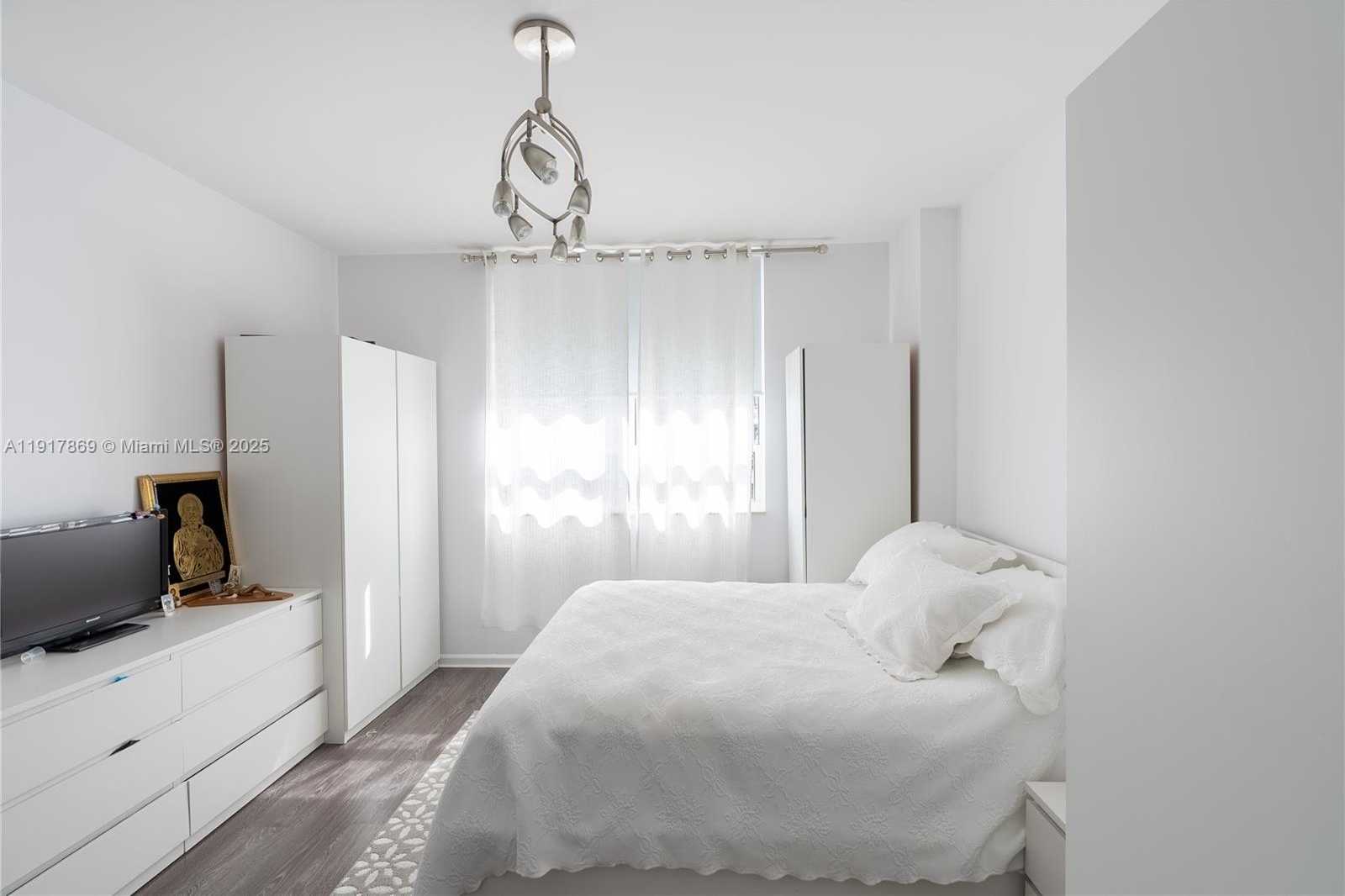 Small Image of 801 BRICKELL KEY BLVD #1407, Miami Number 4