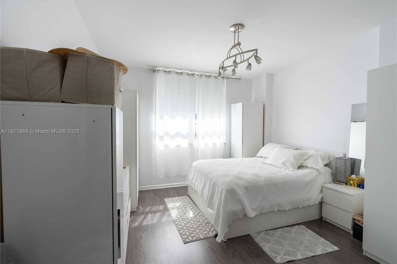 Small Image of 801 BRICKELL KEY BLVD #1407, Miami Number 5