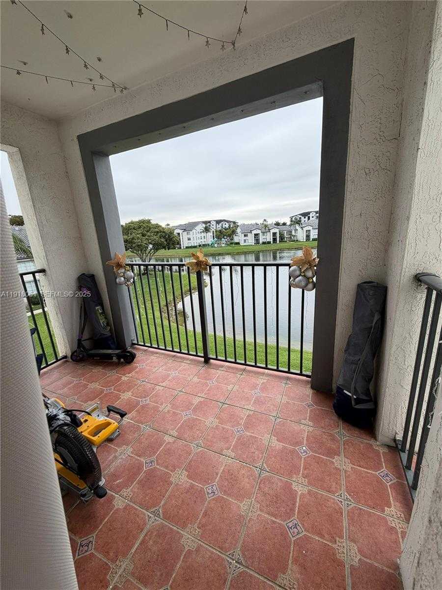 Small Image of Doral Number 16