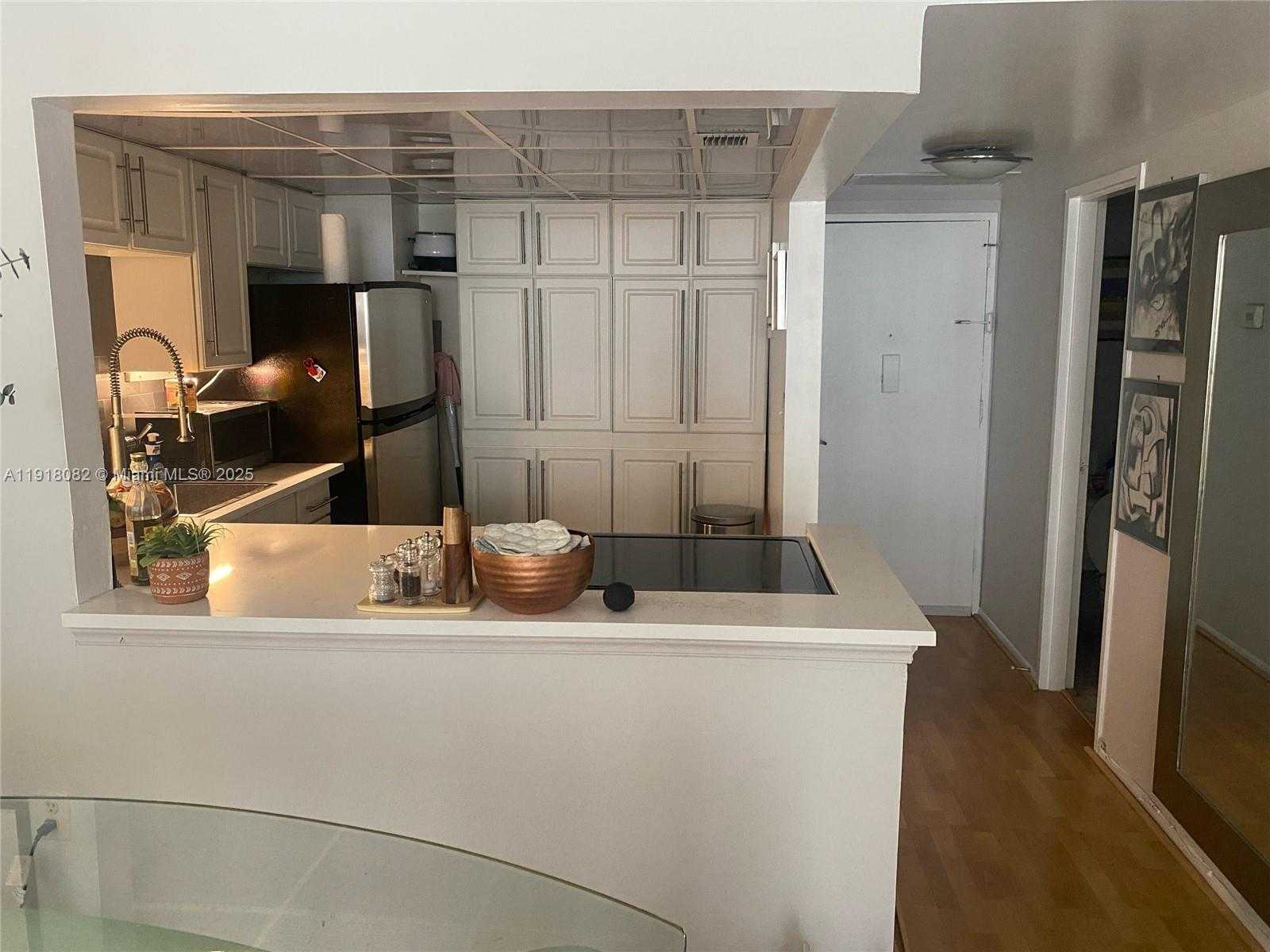 Small Image of 1228 WEST AVE #911, Miami Beach Number 2