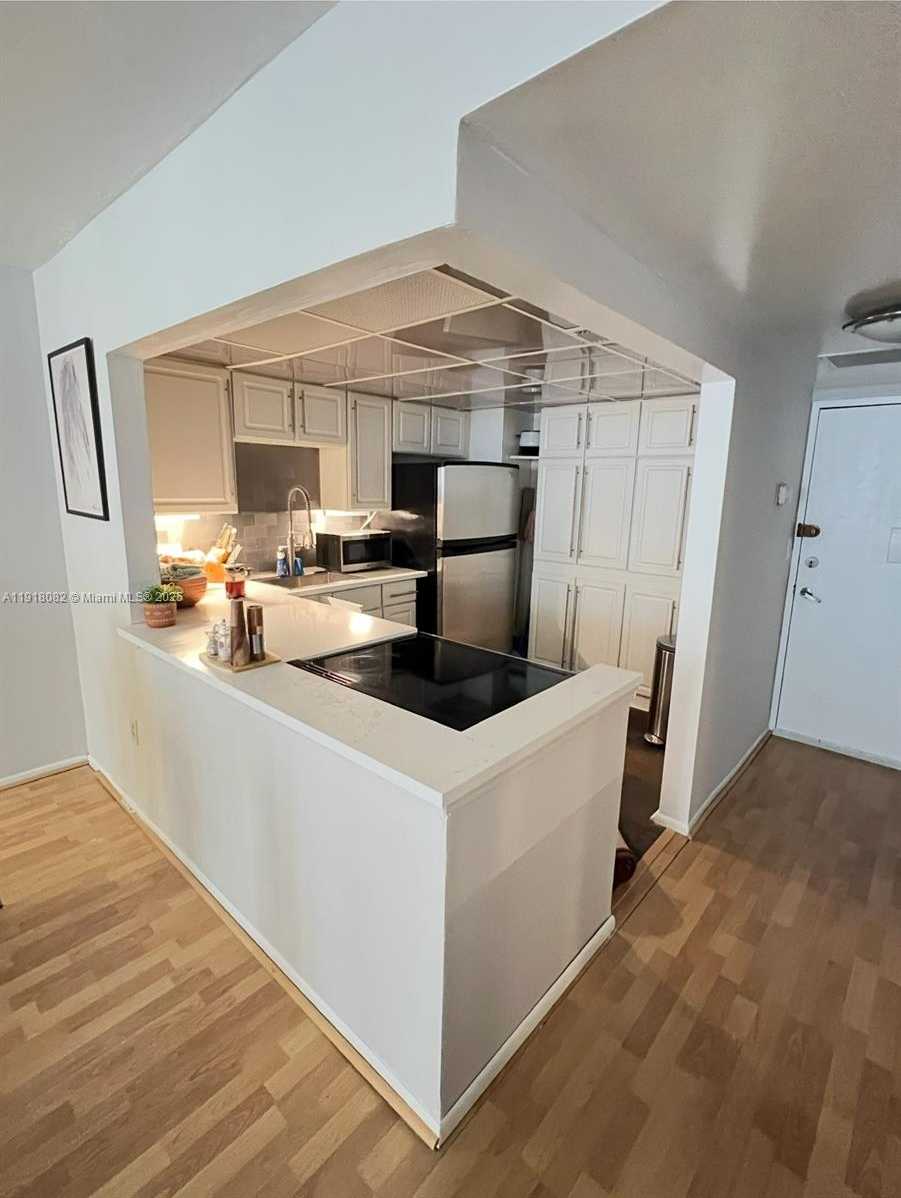 Small Image of 1228 WEST AVE #911, Miami Beach Number 6