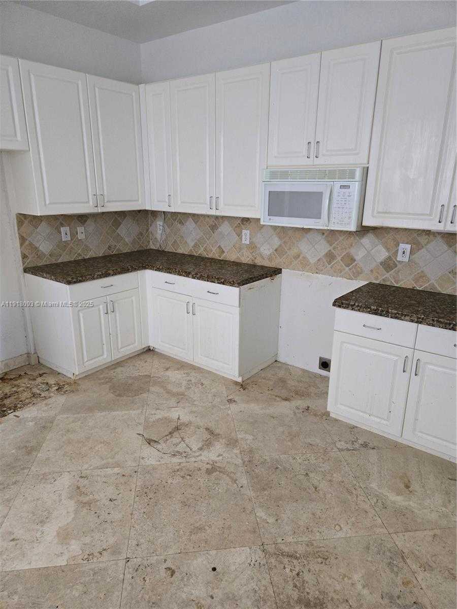 Small Image of 933 NORTH HARBOR VW N, Hollywood Number 4