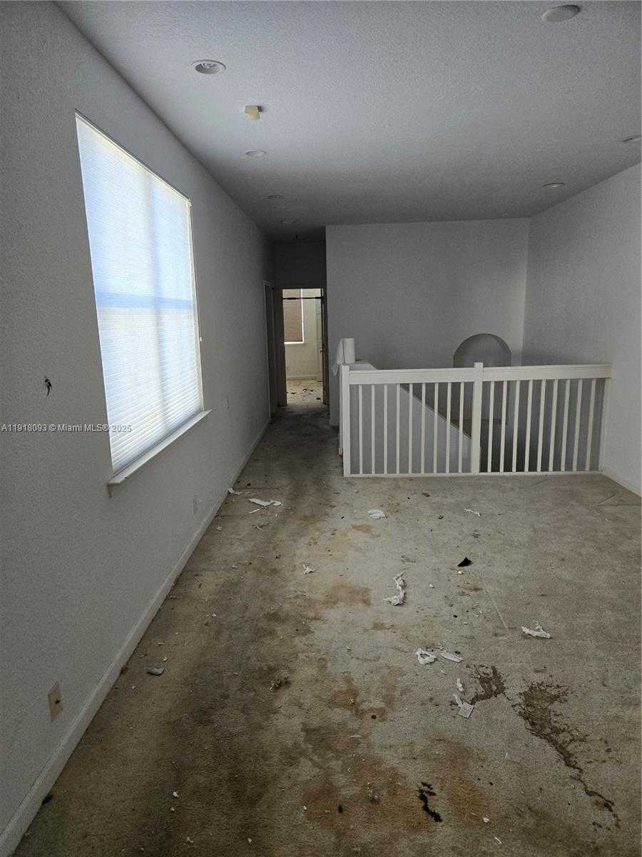 Small Image of 933 NORTH HARBOR VW N, Hollywood Number 6