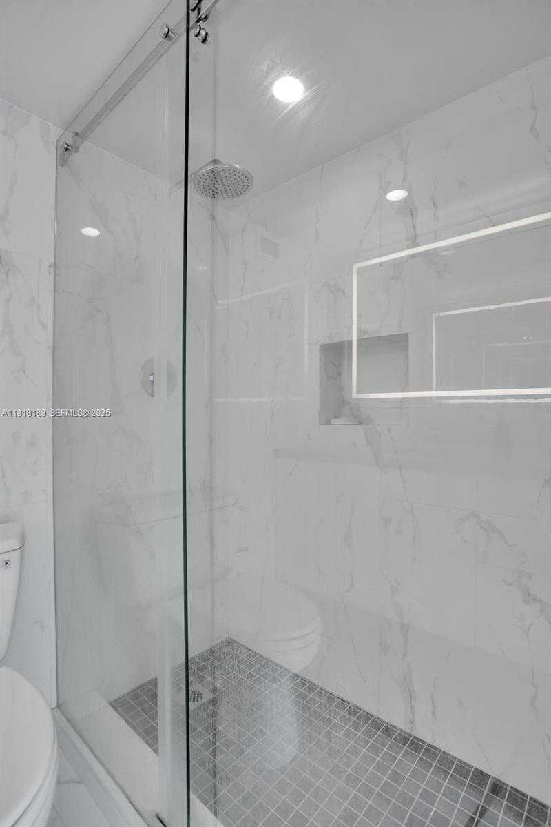 Small Image of 2655 COLLINS AVE #PH06/08, Miami Beach Number 35