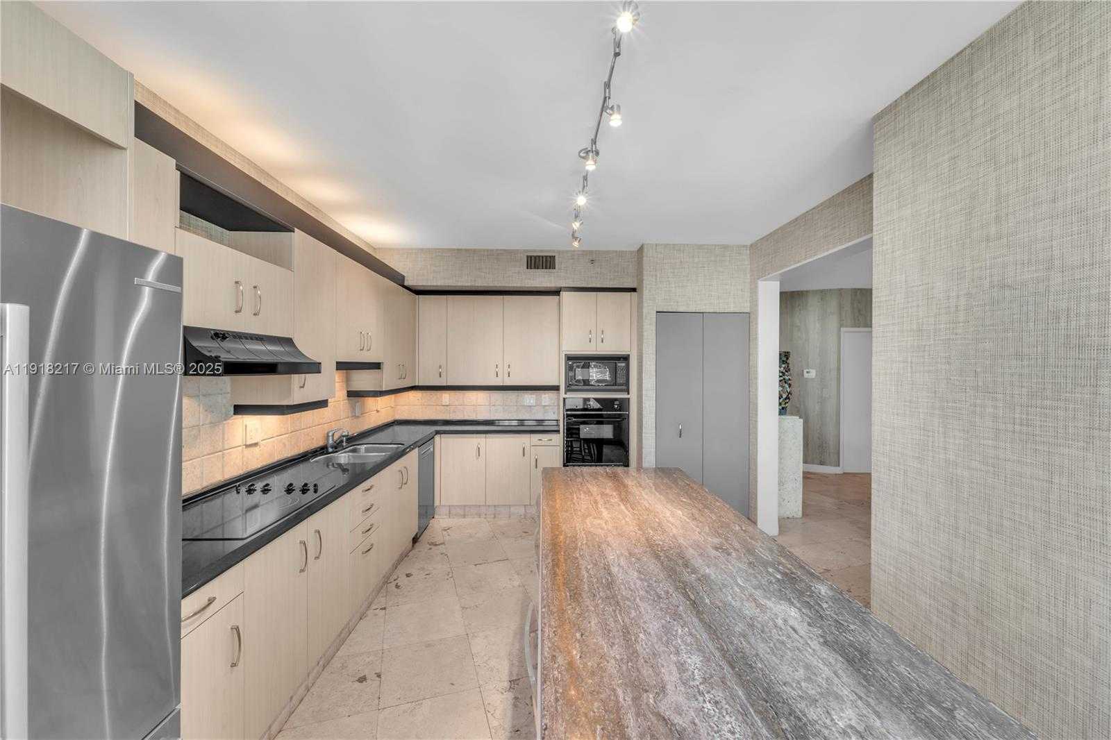 Small Image of 300 SOUTH POINTE DR #906, Miami Beach Number 10