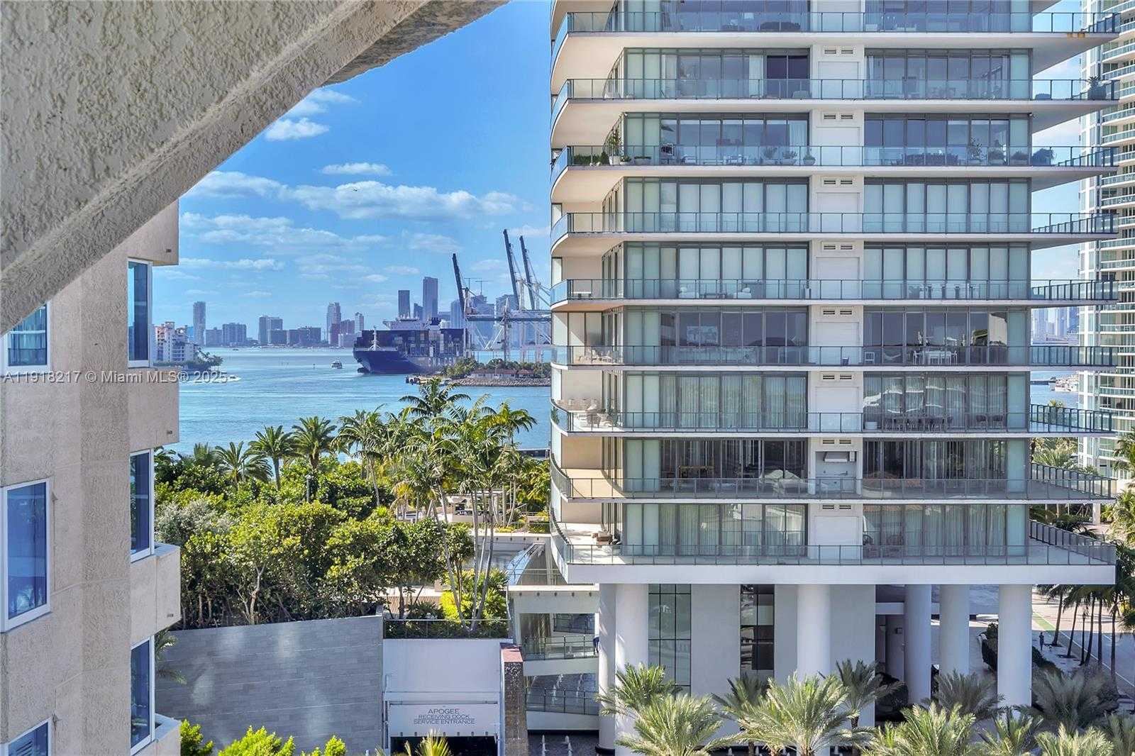 Small Image of 300 SOUTH POINTE DR #906, Miami Beach Number 11