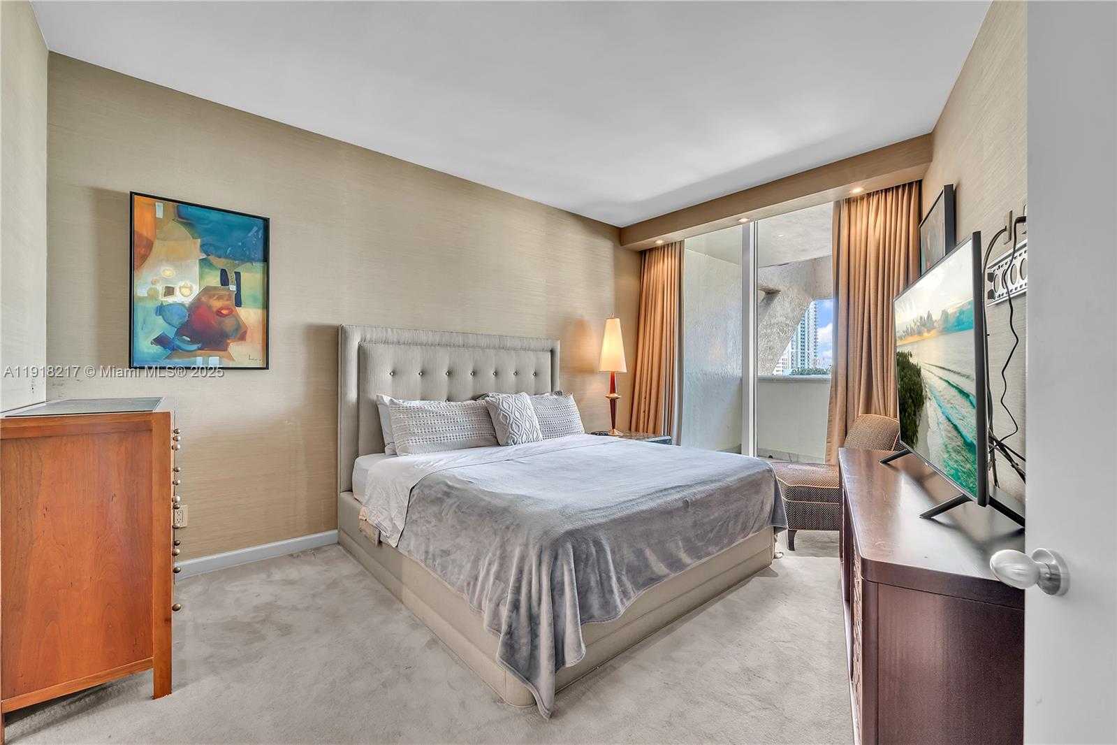Small Image of 300 SOUTH POINTE DR #906, Miami Beach Number 14