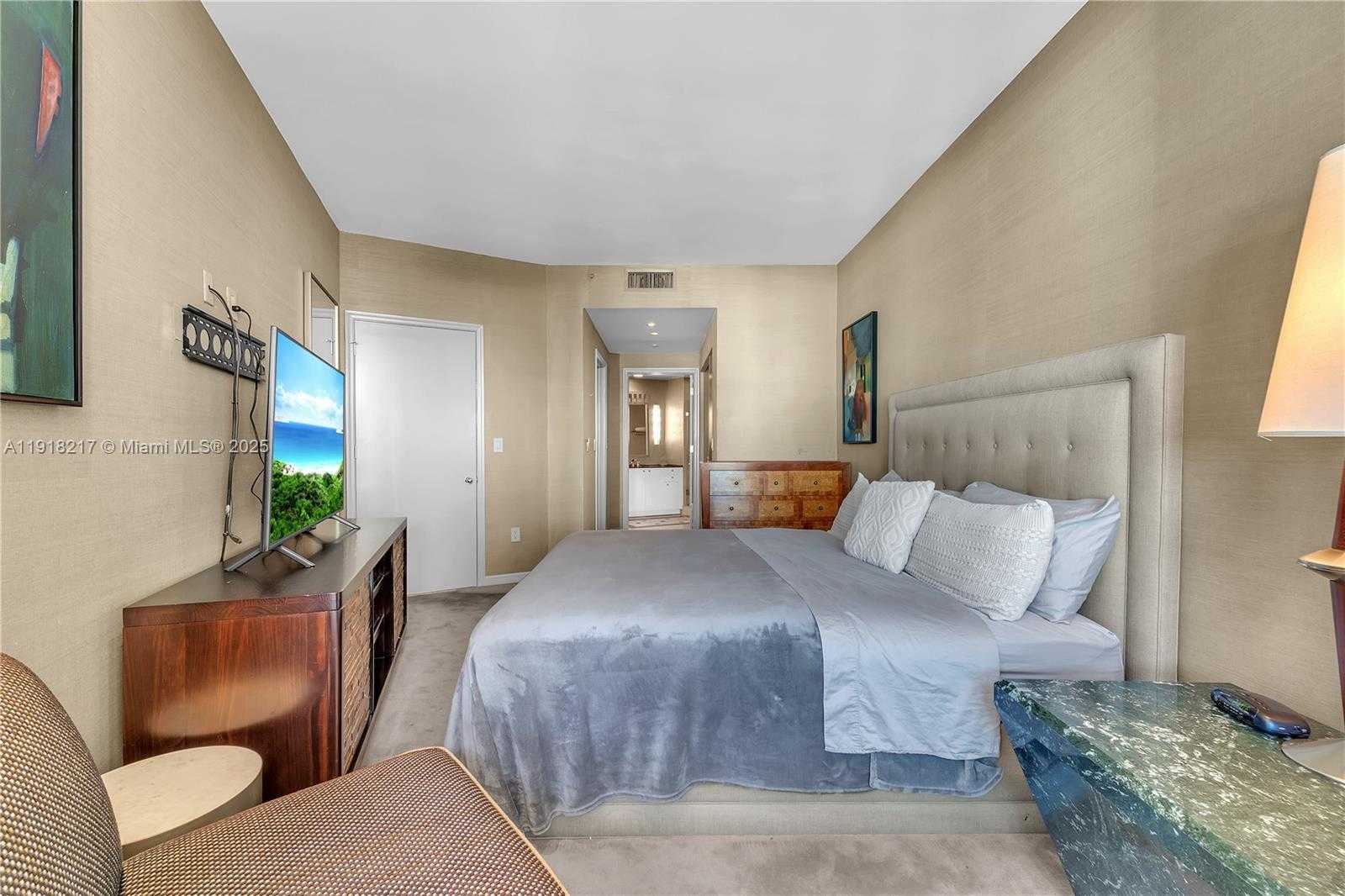 Small Image of 300 SOUTH POINTE DR #906, Miami Beach Number 15