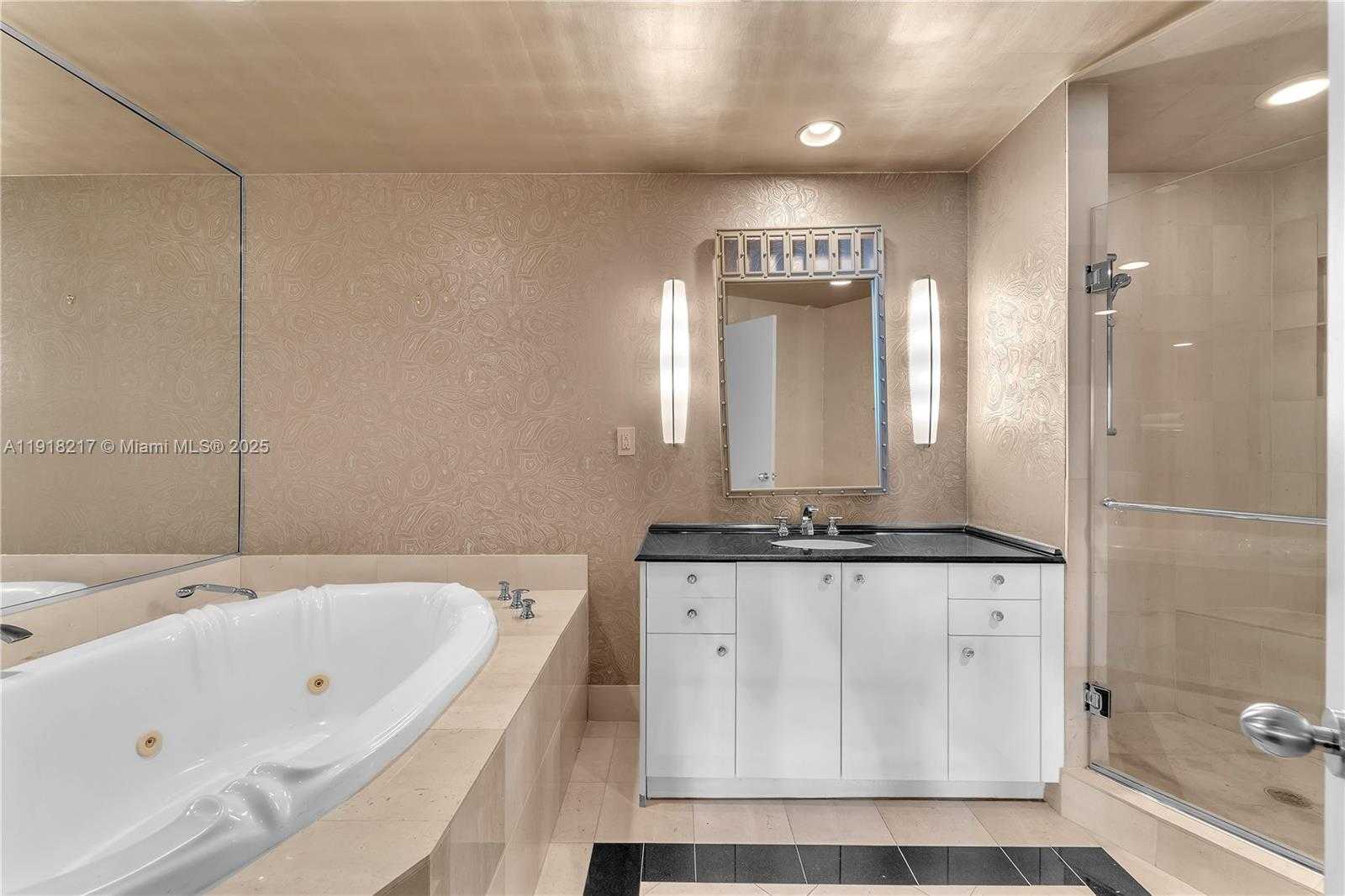 Small Image of 300 SOUTH POINTE DR #906, Miami Beach Number 17