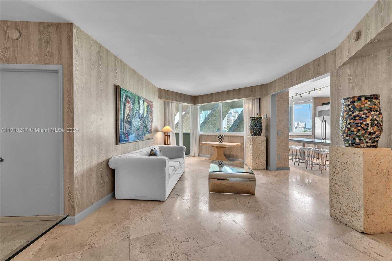 Small Image of 300 SOUTH POINTE DR #906, Miami Beach Number 3