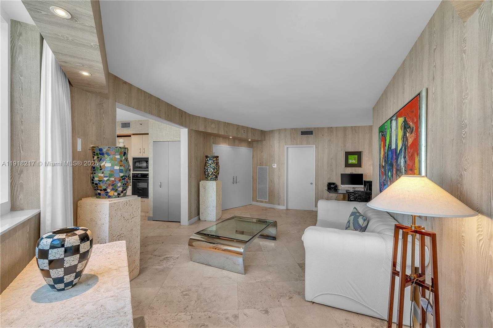 Small Image of 300 SOUTH POINTE DR #906, Miami Beach Number 4