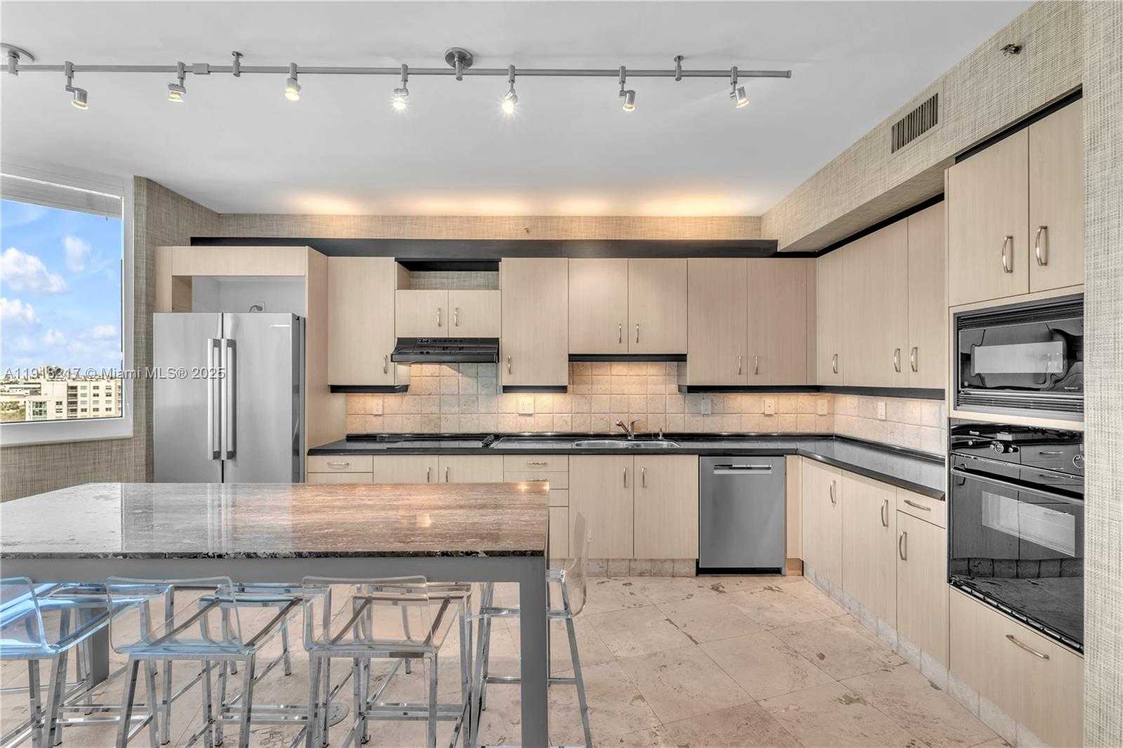 Small Image of 300 SOUTH POINTE DR #906, Miami Beach Number 6