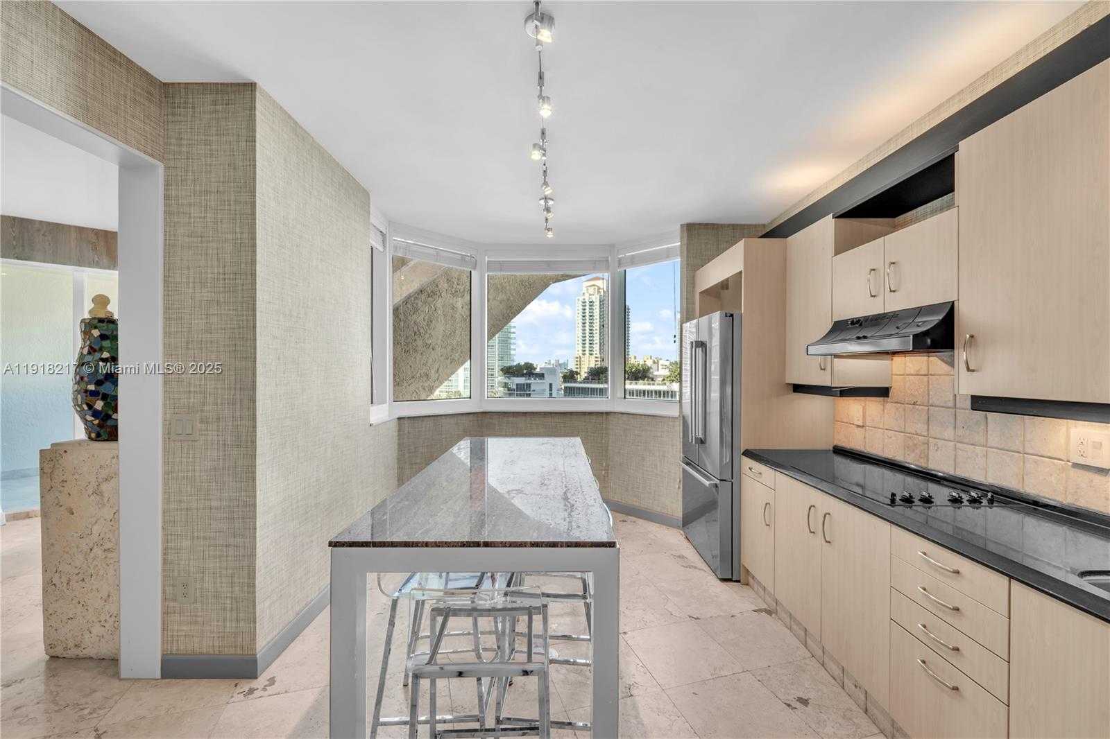 Small Image of 300 SOUTH POINTE DR #906, Miami Beach Number 8