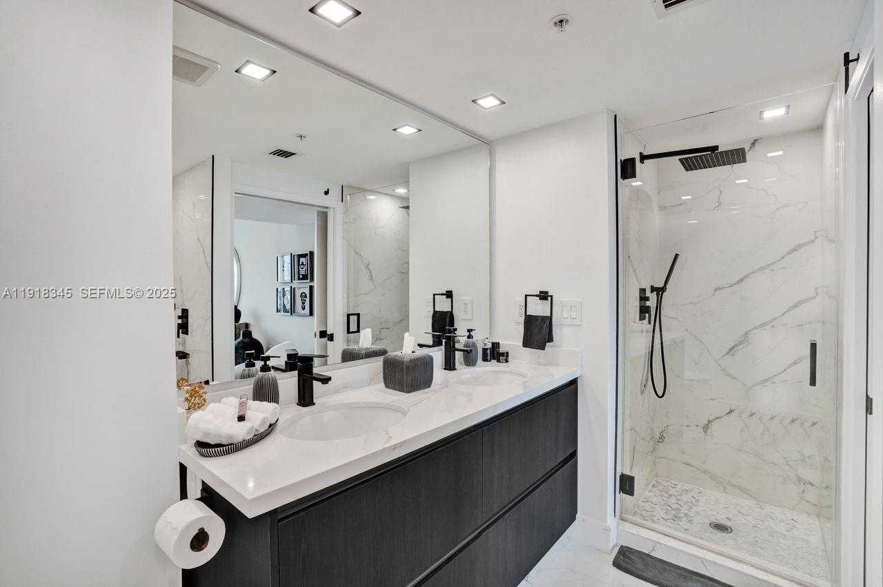 Small Image of 18100 NORTH BAY RD #909, Sunny Isles Beach Number 10