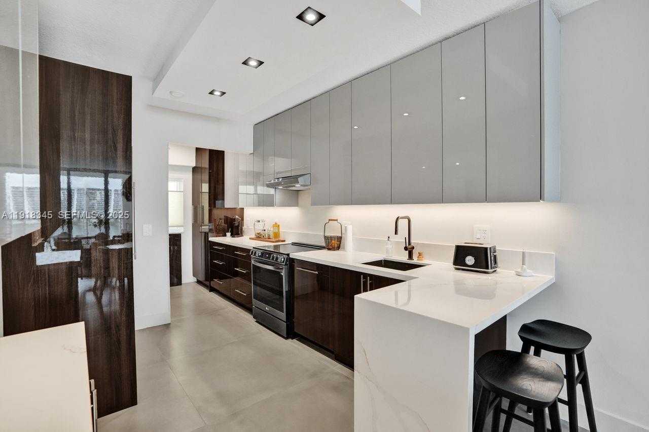 Small Image of 18100 NORTH BAY RD #909, Sunny Isles Beach Number 18