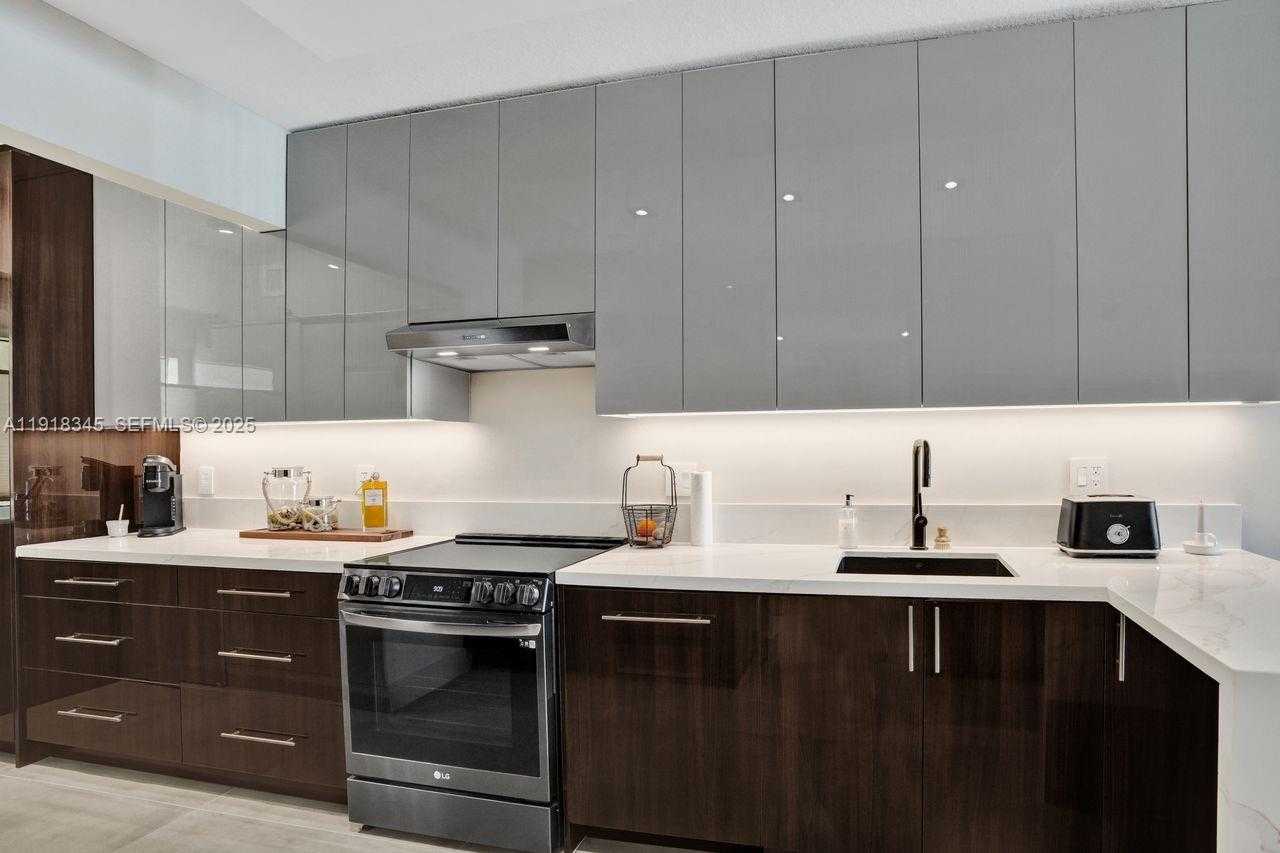 Small Image of 18100 NORTH BAY RD #909, Sunny Isles Beach Number 22