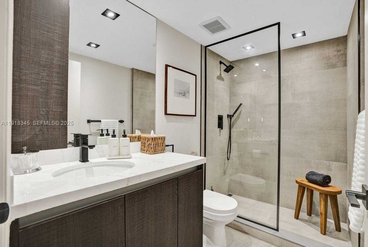 Small Image of 18100 NORTH BAY RD #909, Sunny Isles Beach Number 23